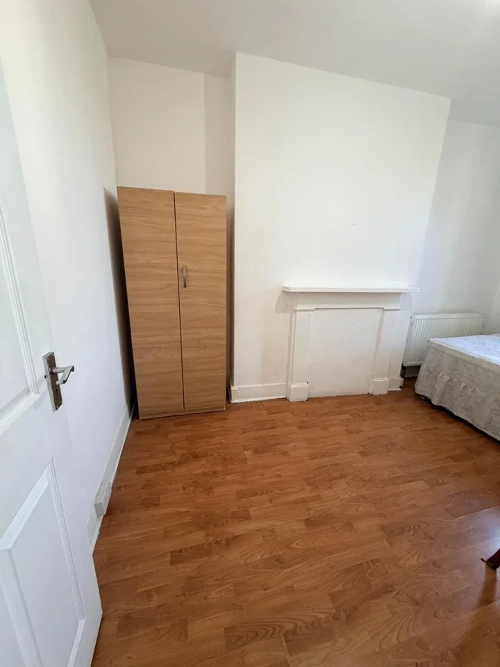 Room Acre Lane in Greater London