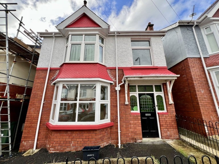 Flat Myrddin Crescent in Carmarthen