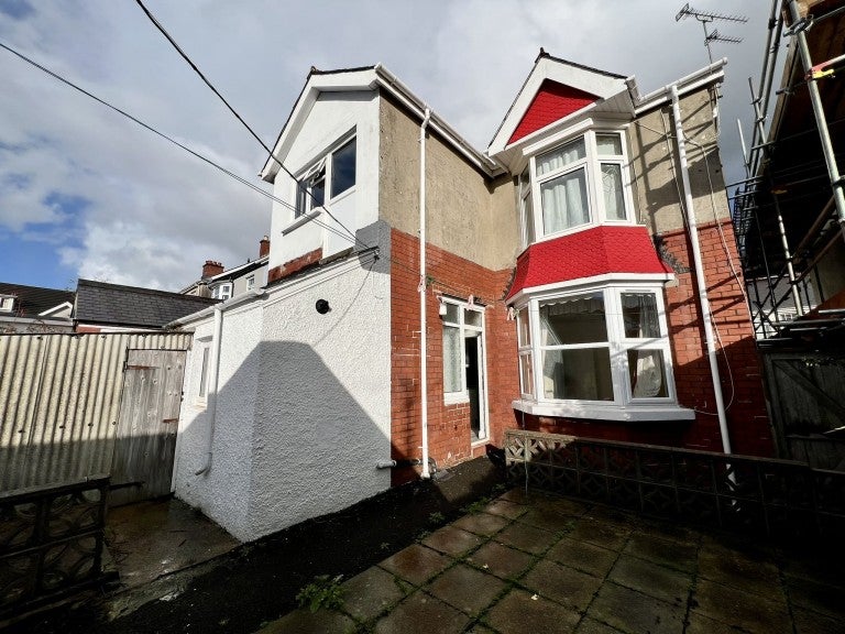 Flat Myrddin Crescent in Carmarthen