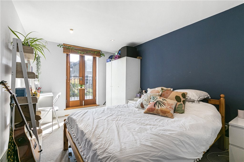 Flat Dalberg Road in Greater London