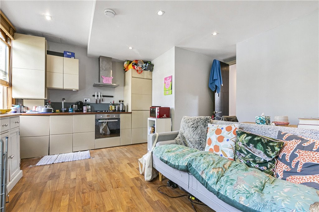 Flat Dalberg Road in Greater London