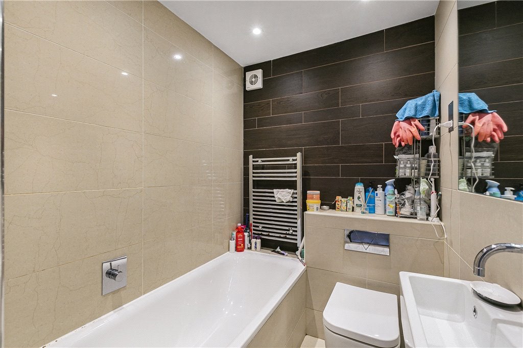 Flat Dalberg Road in Greater London