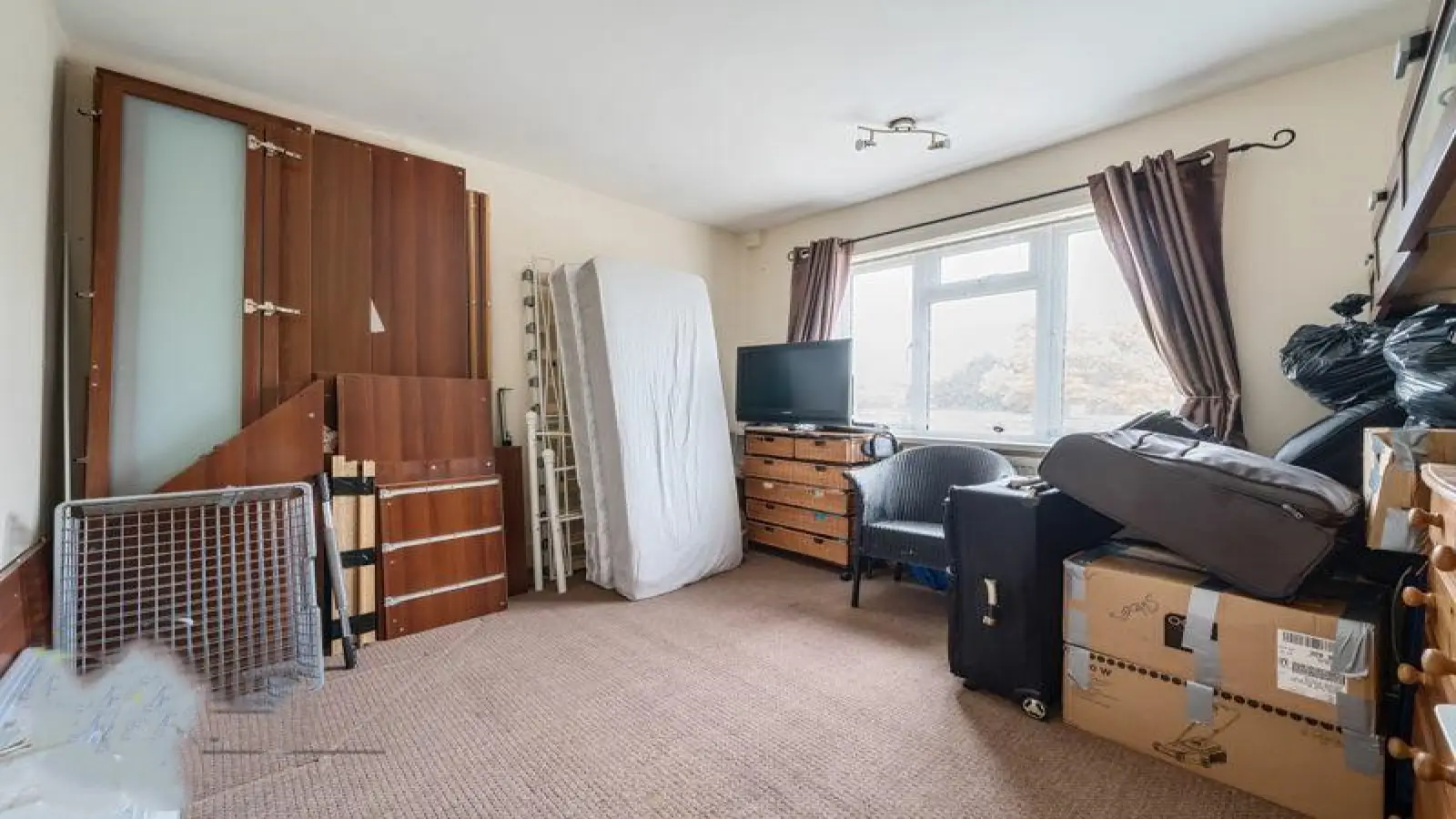 Flat Laburnum Avenue in Greater London