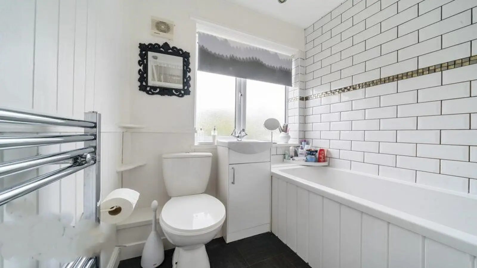 Flat Laburnum Avenue in Greater London