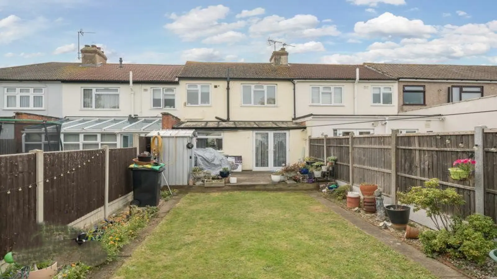 Flat Laburnum Avenue in Greater London