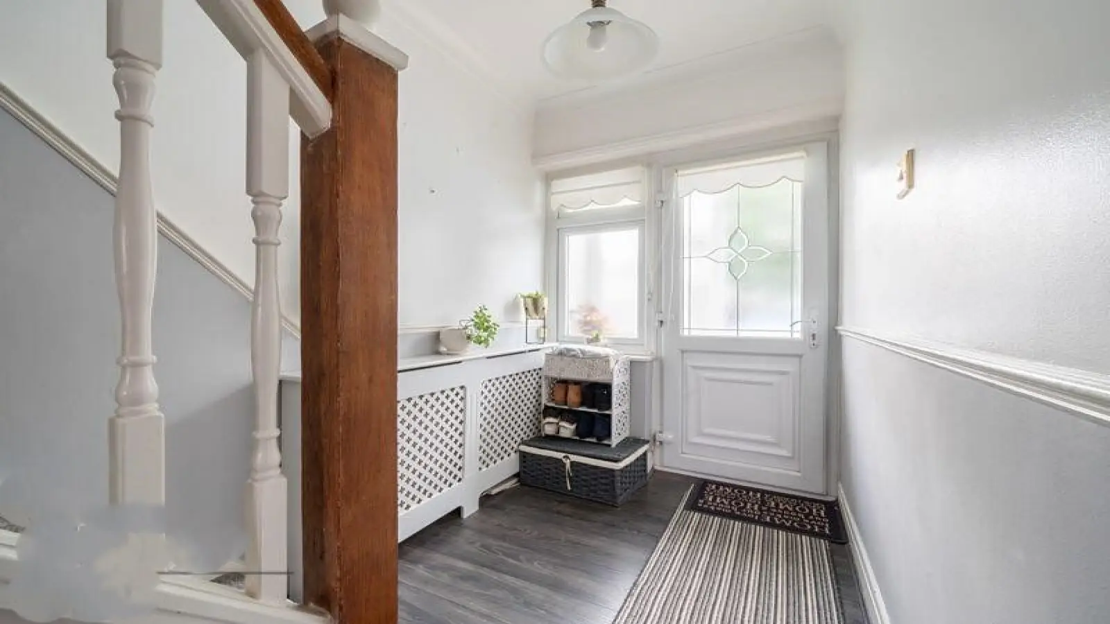 Flat Laburnum Avenue in Greater London