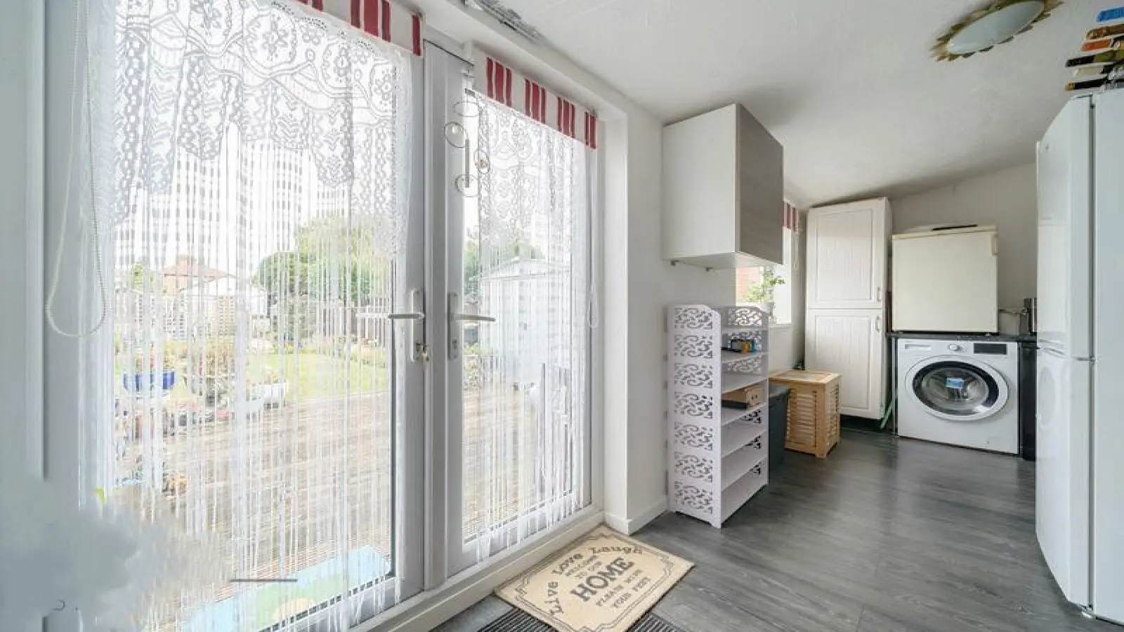 Flat Laburnum Avenue in Greater London