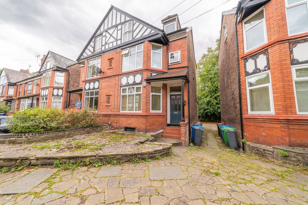 Flat Bamford Road in Manchester