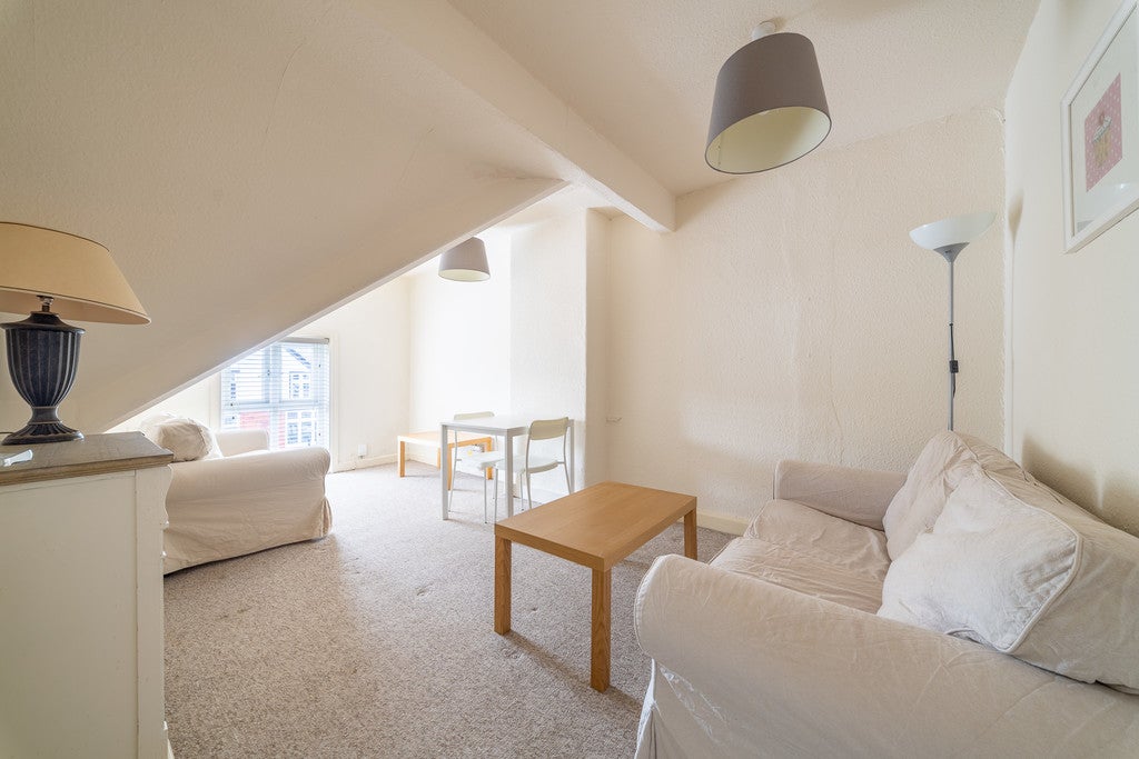 Flat Bamford Road in Manchester