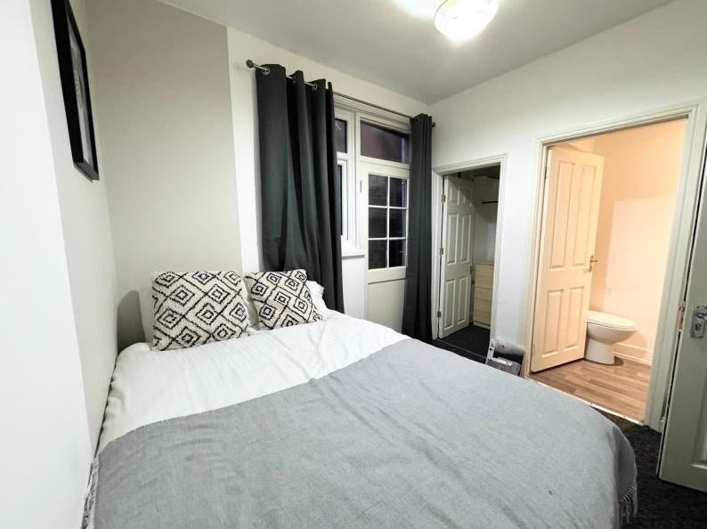 Room Newcombe Road in Southampton