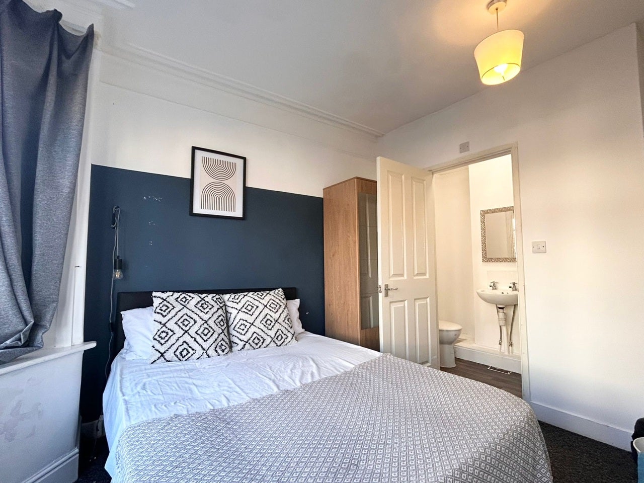 Room Newcombe Road in Southampton