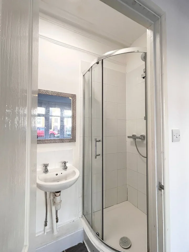 Room Newcombe Road in Southampton