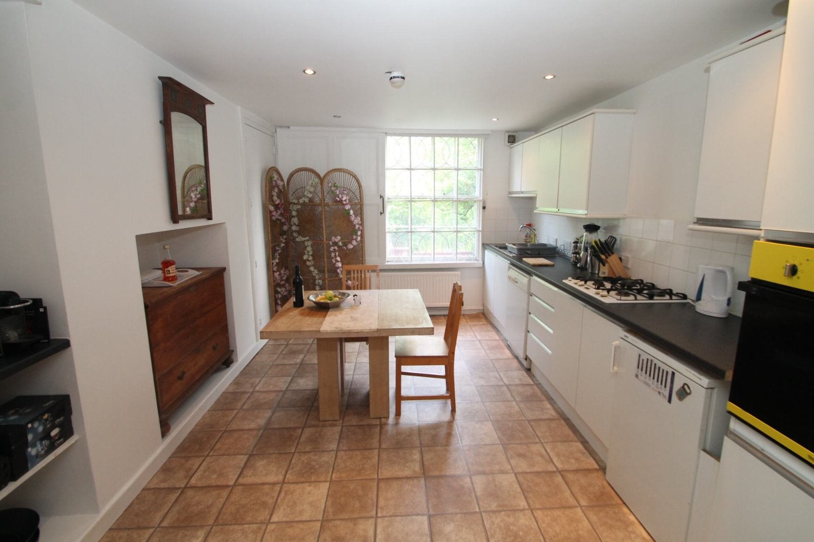 Flat Hyde Park Terrace in Leeds