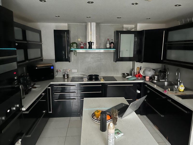 Room Hawtrey Road in Greater London