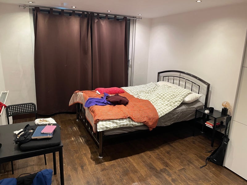 Room Hawtrey Road in Greater London