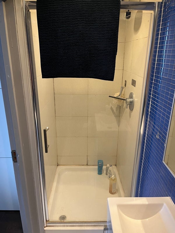 Room Hawtrey Road in Greater London