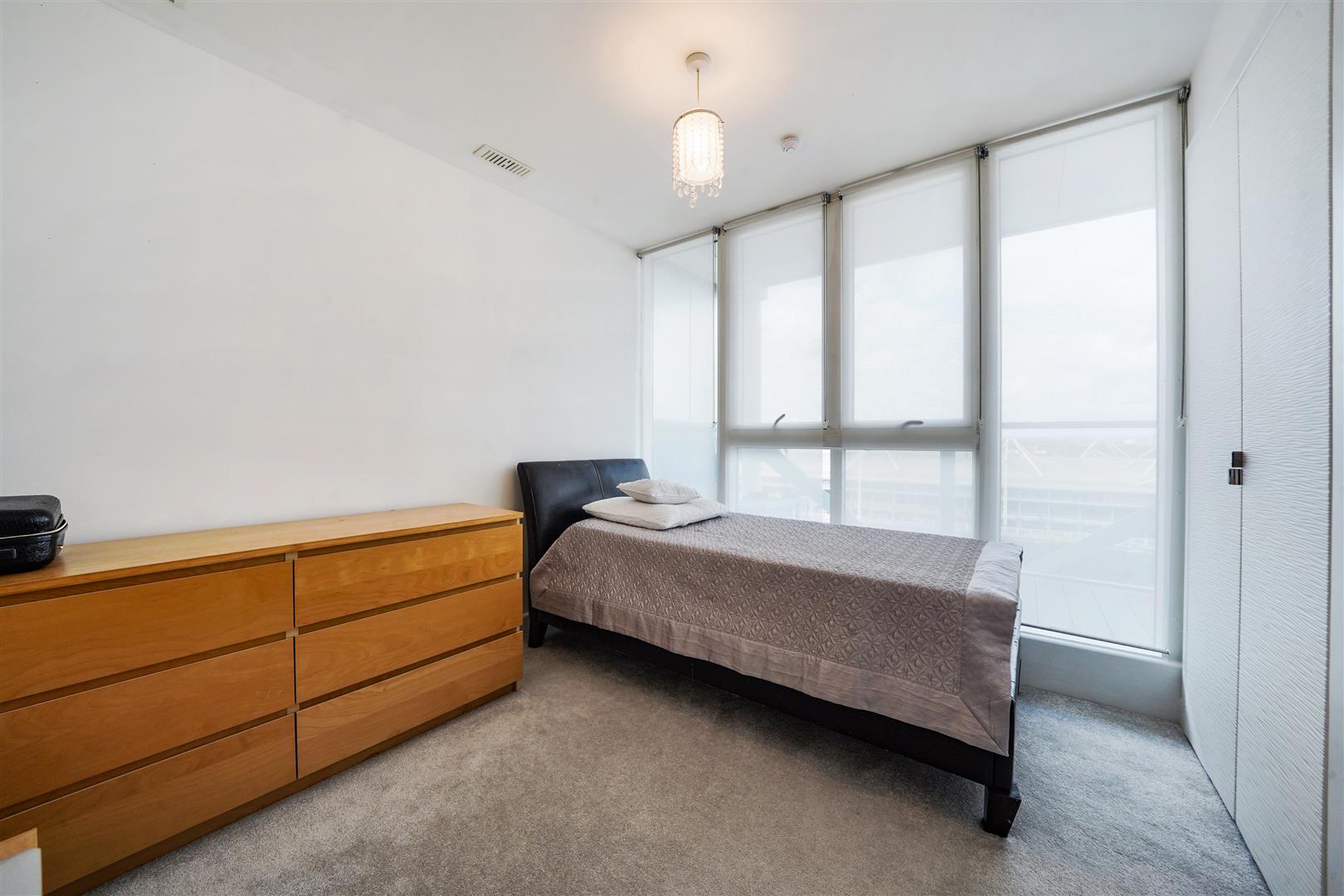 Flat Rayleigh Road in Greater London