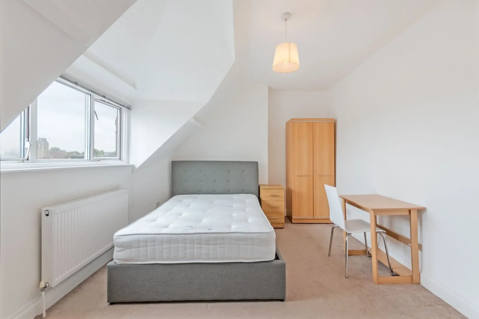 Flat Grosvenor Gardens in Greater London