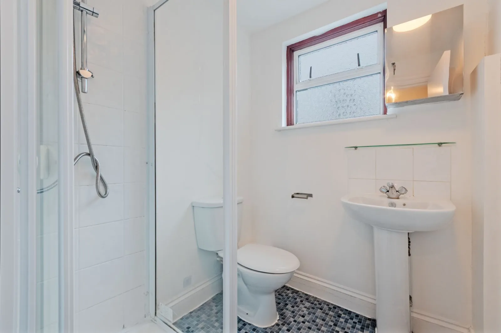 Flat Grosvenor Gardens in Greater London