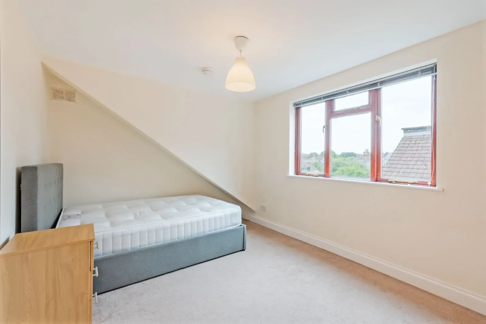 Flat Grosvenor Gardens in Greater London