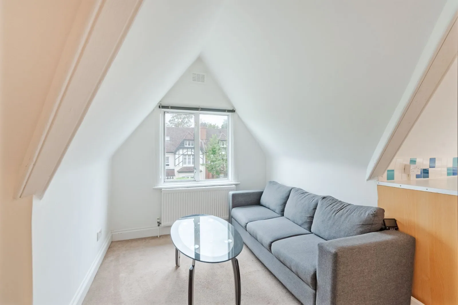 Flat Grosvenor Gardens in Greater London