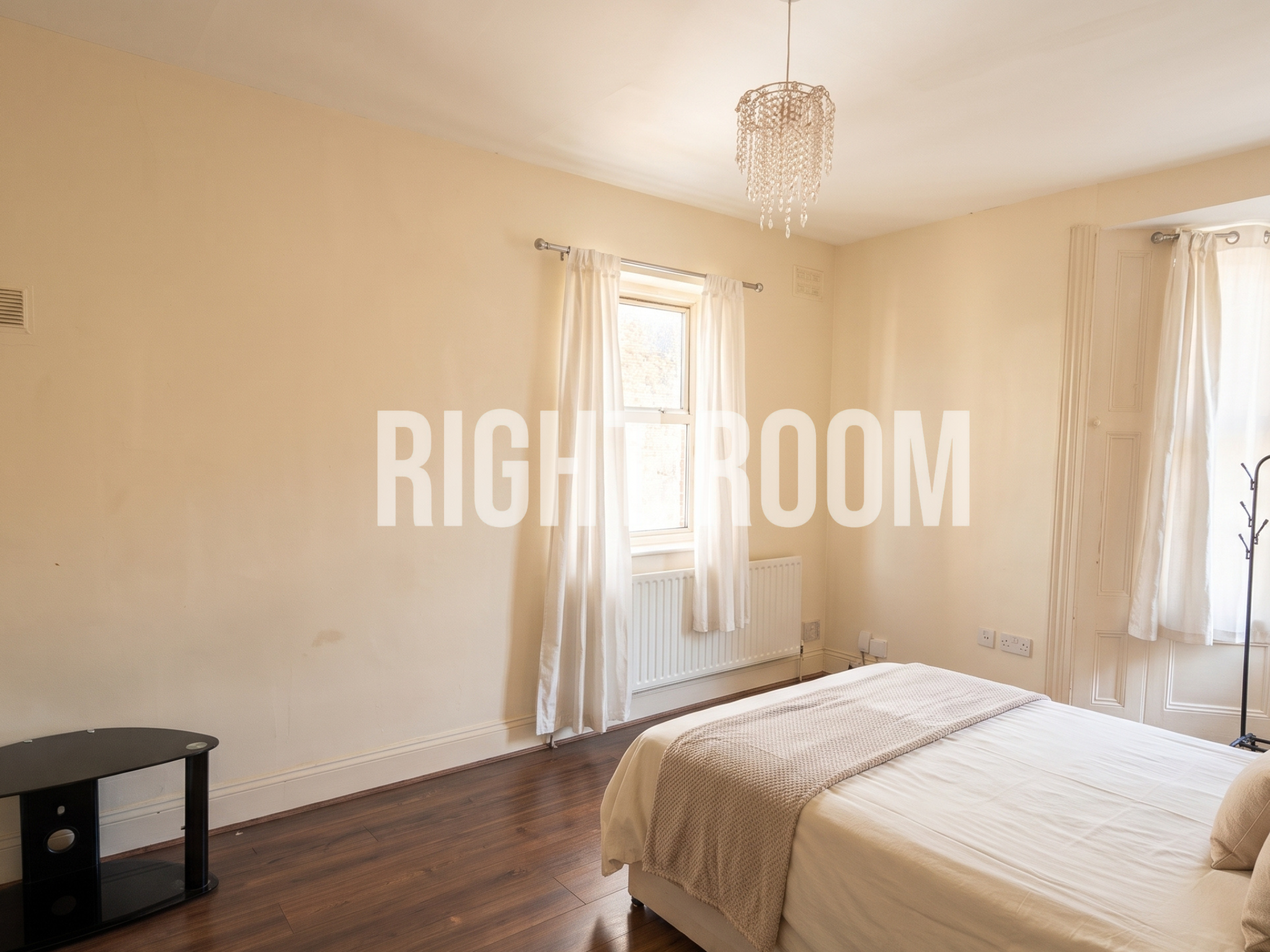Flat Pownall Gardens in Greater London