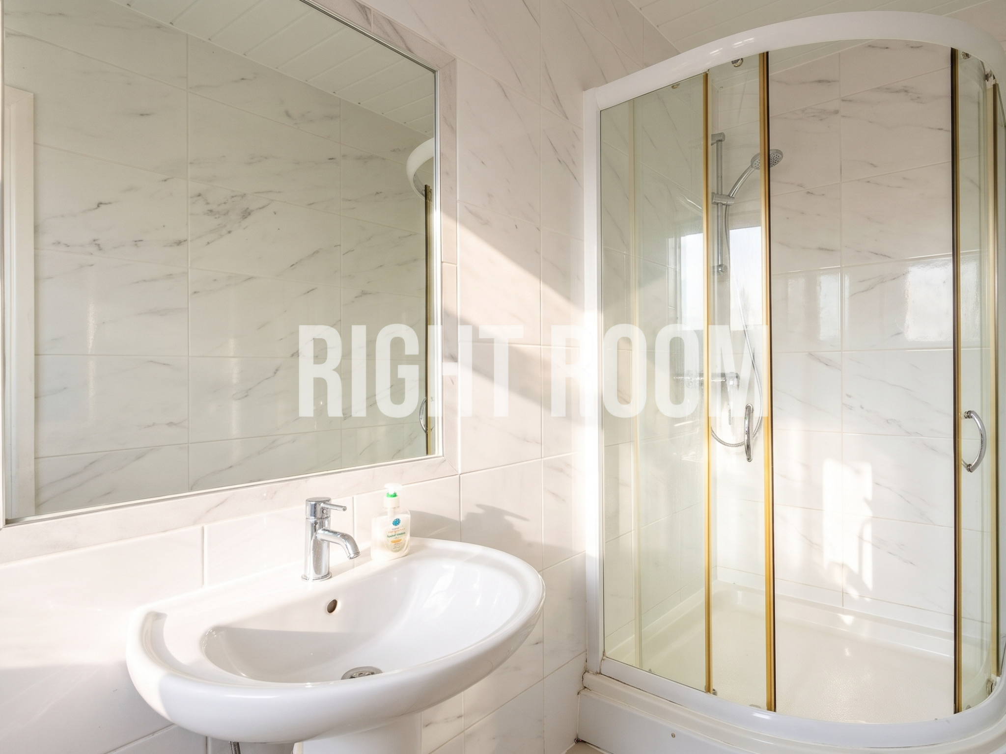 Flat Pownall Gardens in Greater London