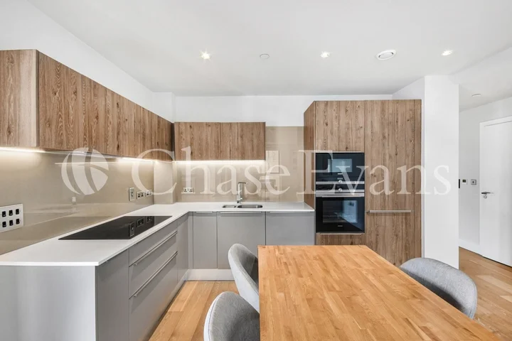 Flat Queenstown Road in Greater London