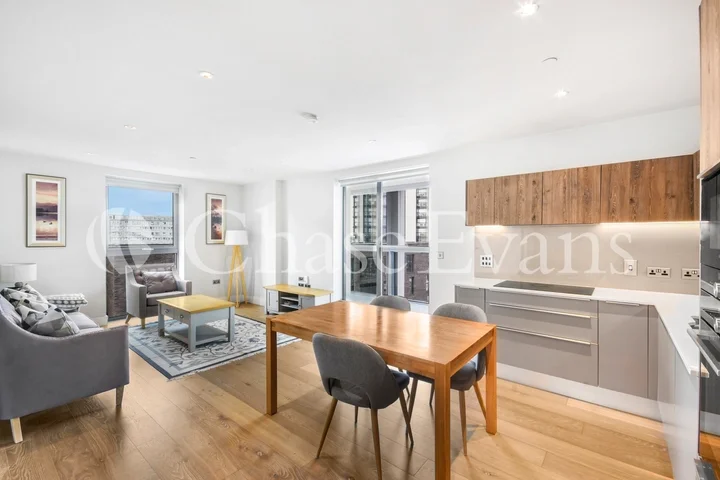 Flat Queenstown Road in Greater London
