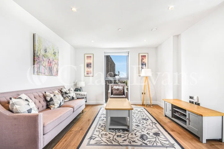 Flat Queenstown Road in Greater London