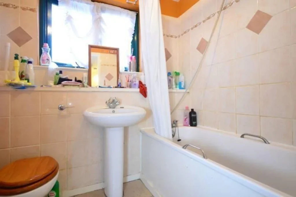 Room Miles Road in Greater London