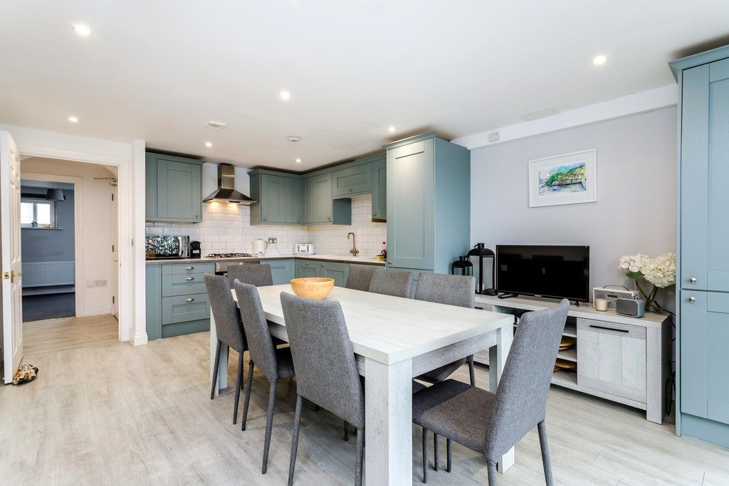 Flat North Wall Promenade in Roedean