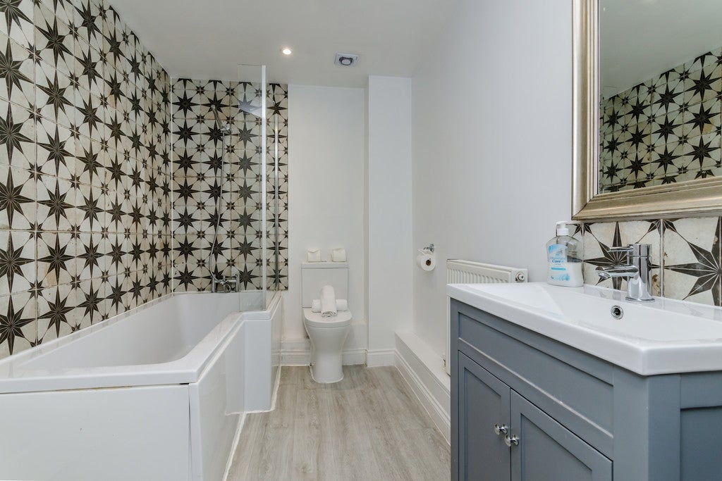 Flat North Wall Promenade in Roedean