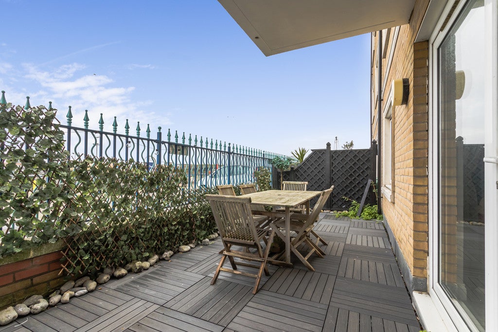 Flat North Wall Promenade in Roedean