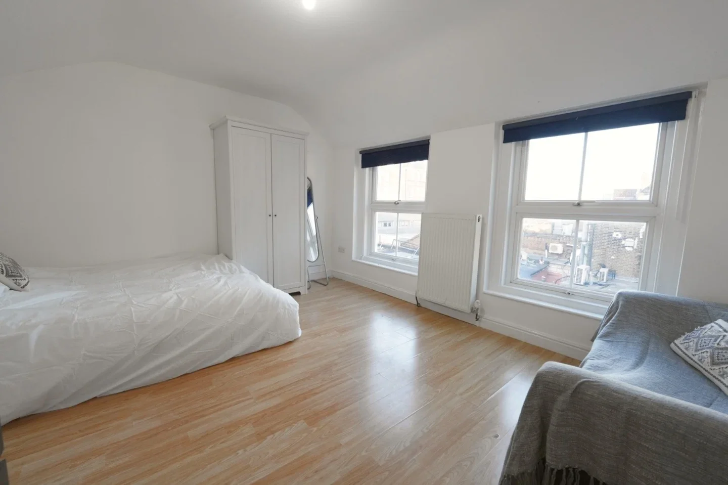 Room Court Street in Greater London
