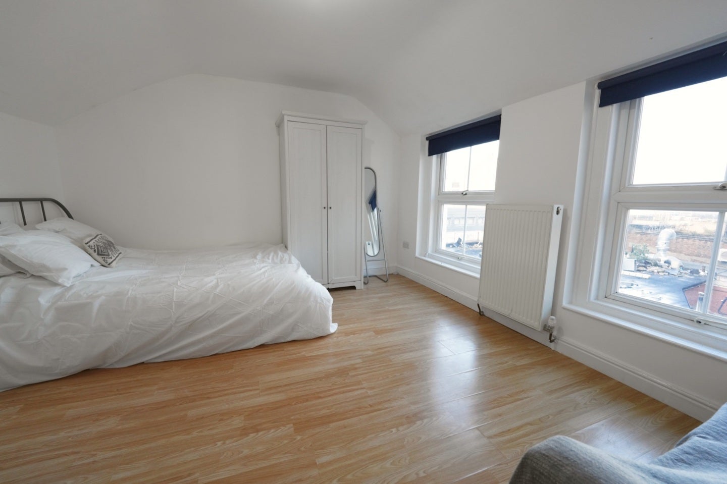 Room Court Street in Greater London
