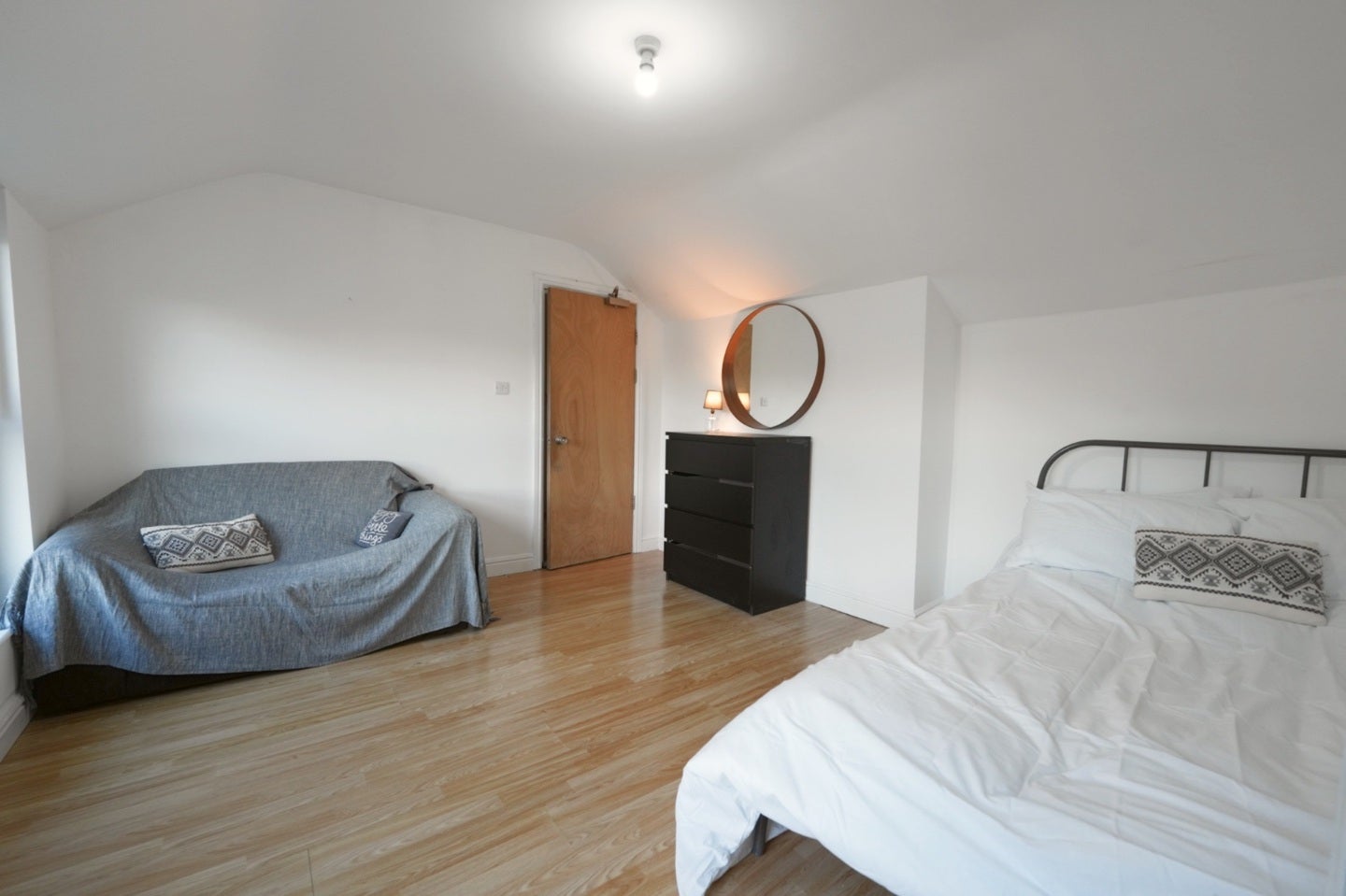 Room Court Street in Greater London