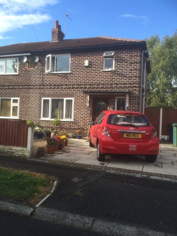 Room Wentworth Avenue in Trafford