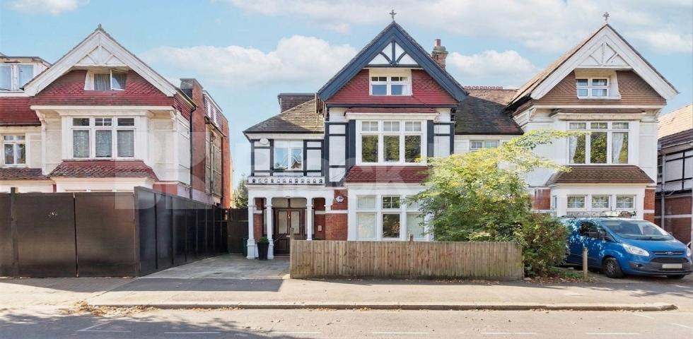 Flat Iverson Road in Greater London
