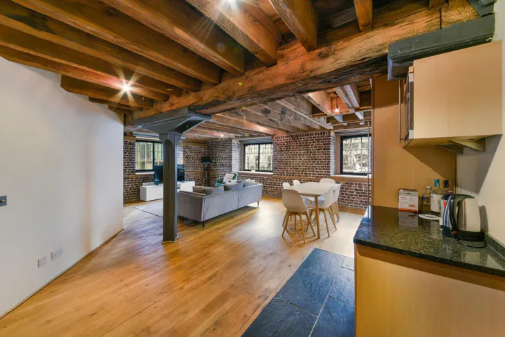 Flat Hertsmere Road in Greater London