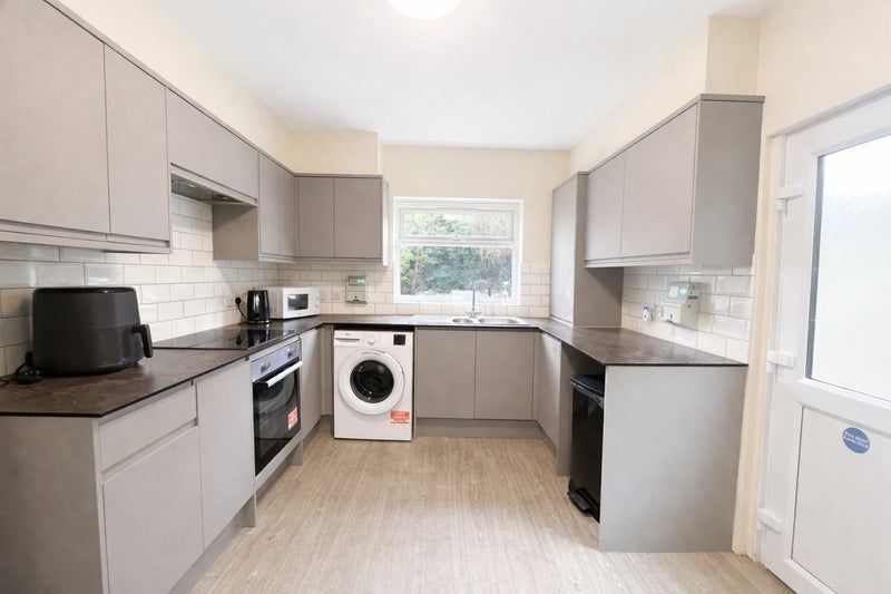 Room Griffin Road in Greater London