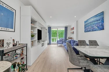 Flat Clapham Road in Greater London