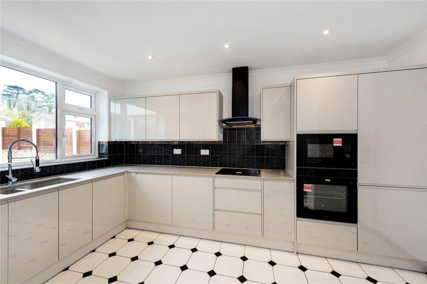 House Lakeside Close in Sevenoaks