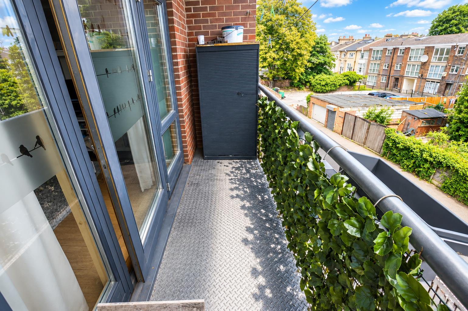 Flat Chadd Green in Greater London