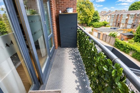 Flat Chadd Green in Greater London