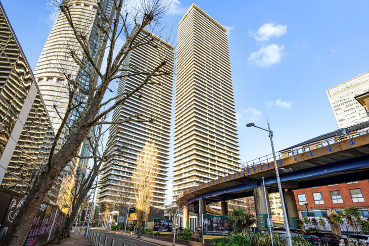 Flat North Colonnade in Greater London