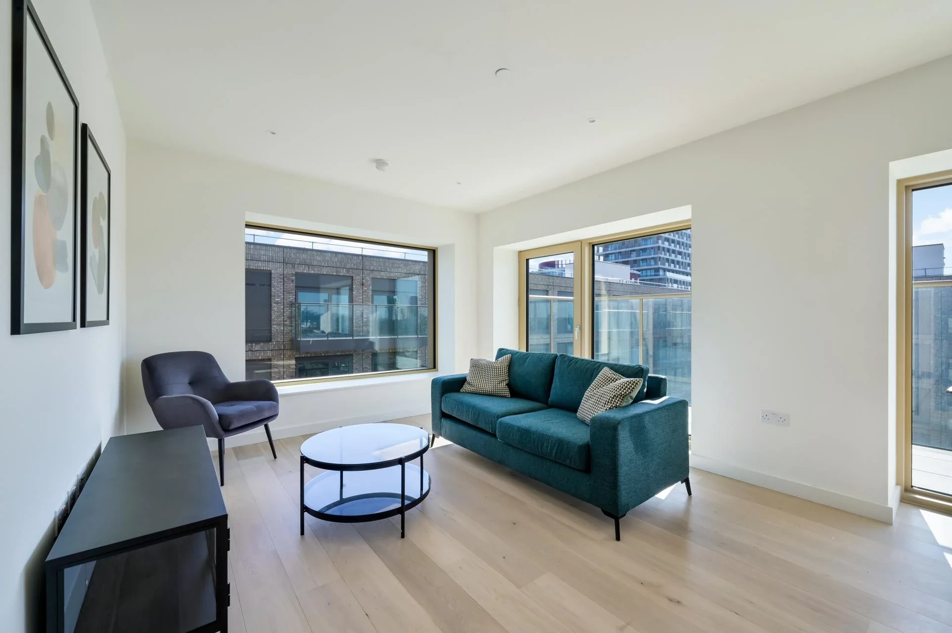 Flat Royal Crest Avenue in Greater London