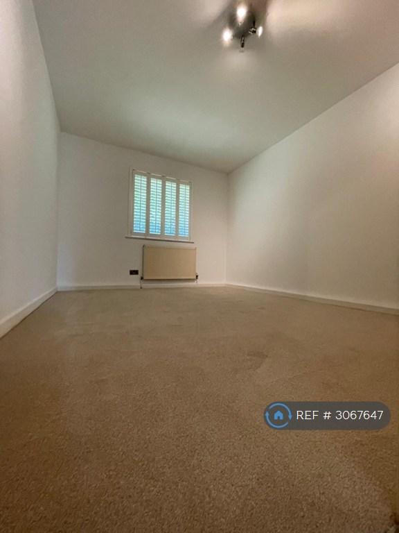 Flat Hayes Lane in Greater London