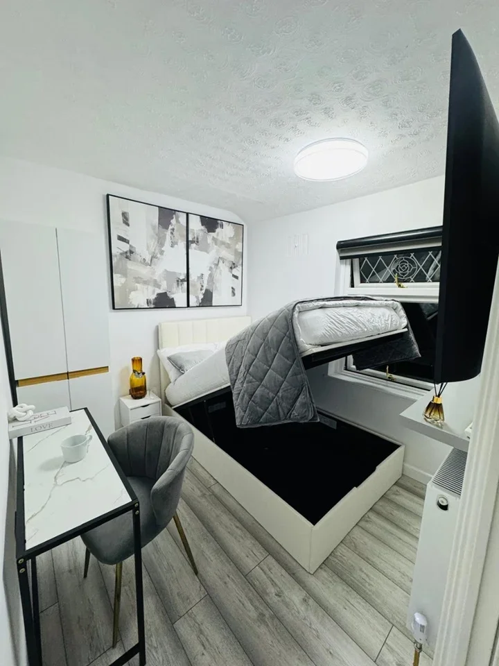 Room Wood Avenue in Purfleet-on-Thames