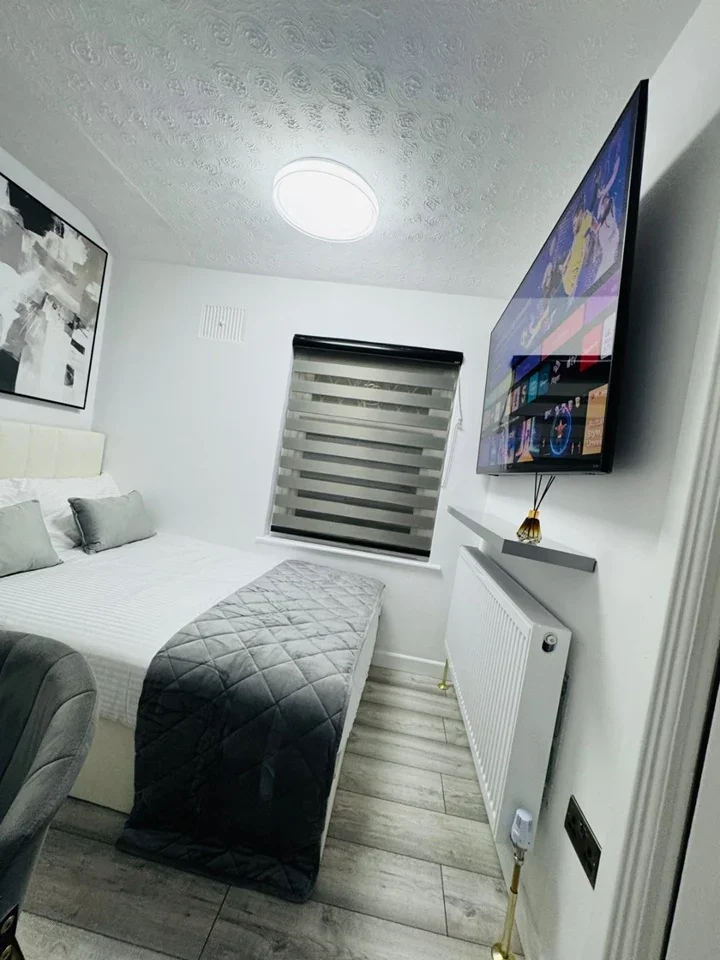 Room Wood Avenue in Purfleet-on-Thames